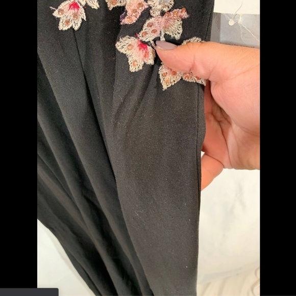 XSCAPE Embellished Embroidery V-Neck Mermaid Gown in Black [SZ‎ 4 ] - Picture 4 of 8